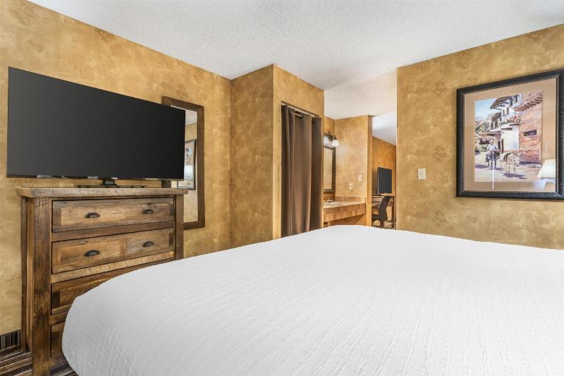 King Suite - Non-Smoking image 4