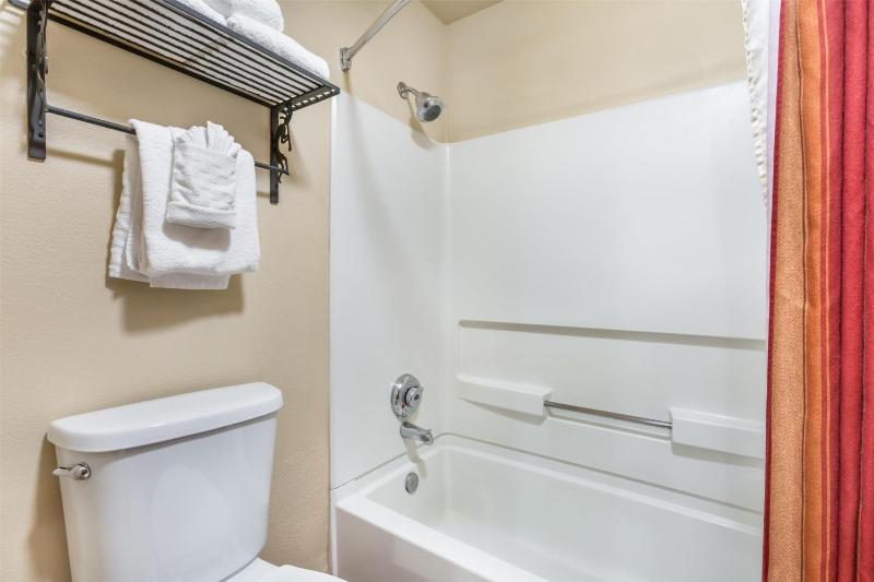 King Suite - Non-Smoking image 3