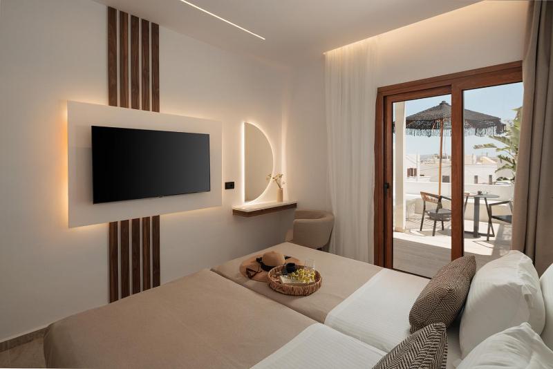 Deluxe Room with Balcony image 1