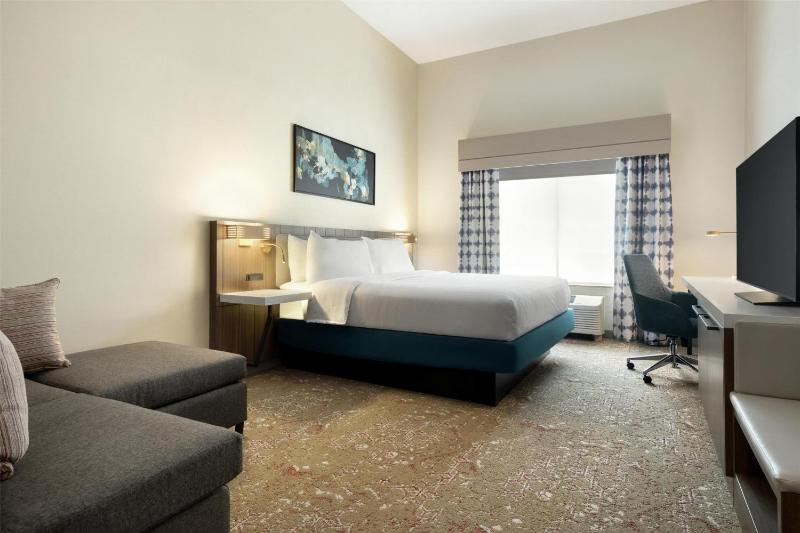 Deluxe King Room - Hearing Accessible  image 1