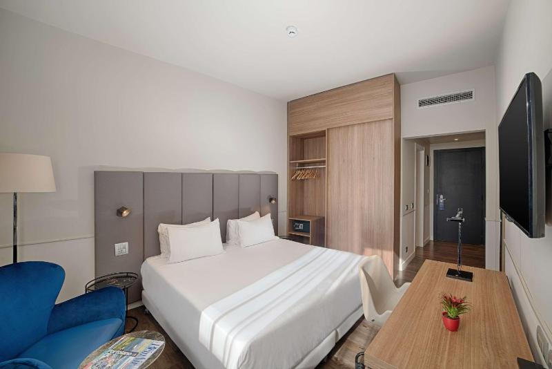 Standard Double Room image 3
