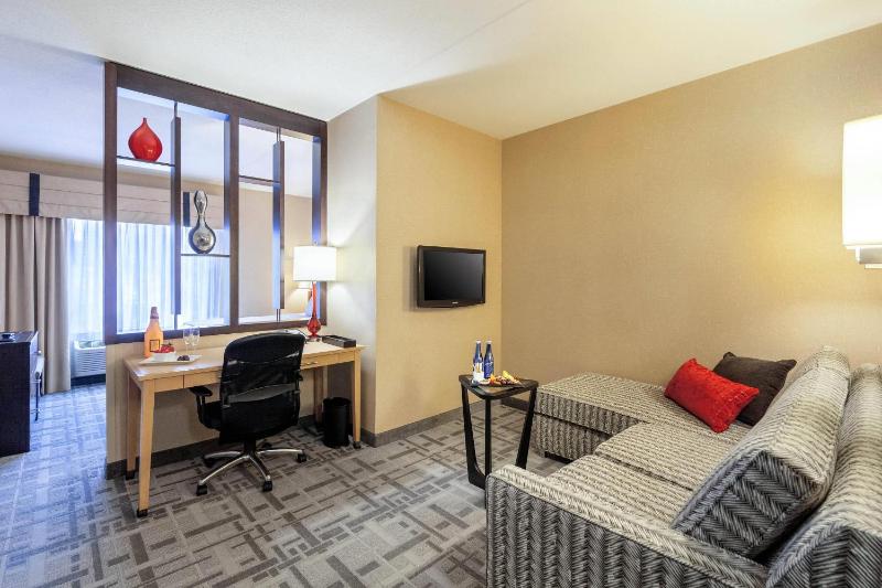 King Suite - Non-Smoking image 3