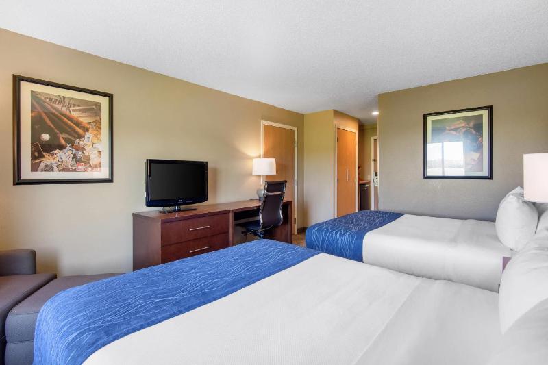 Queen Room with Two Queen Beds - Non-Smoking image 3