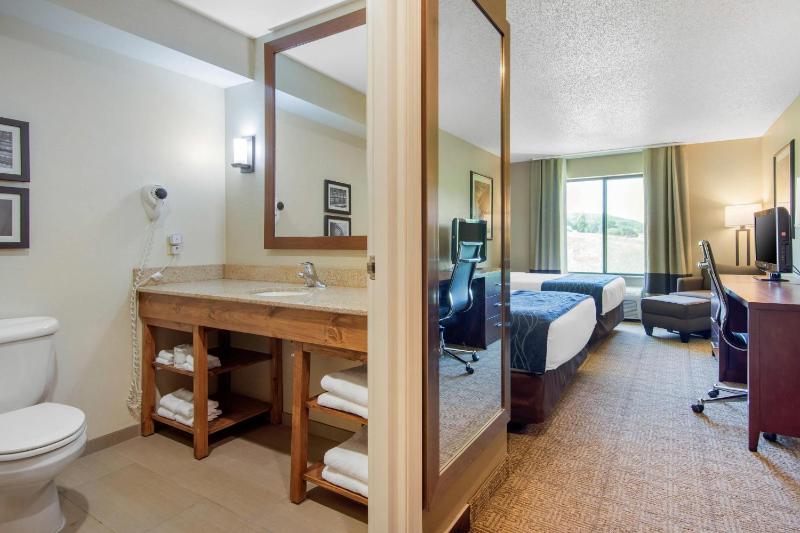 Queen Room with Two Queen Beds - Non-Smoking image 2