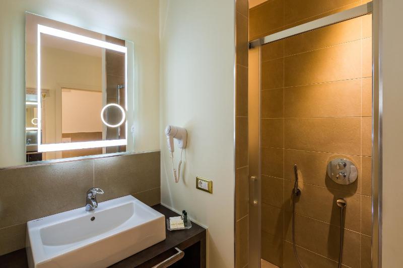 Deluxe Junior Suite image 3