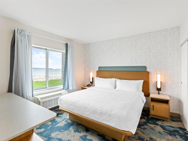 One-Bedroom King Suite with Lake View and Kitchenette image 1