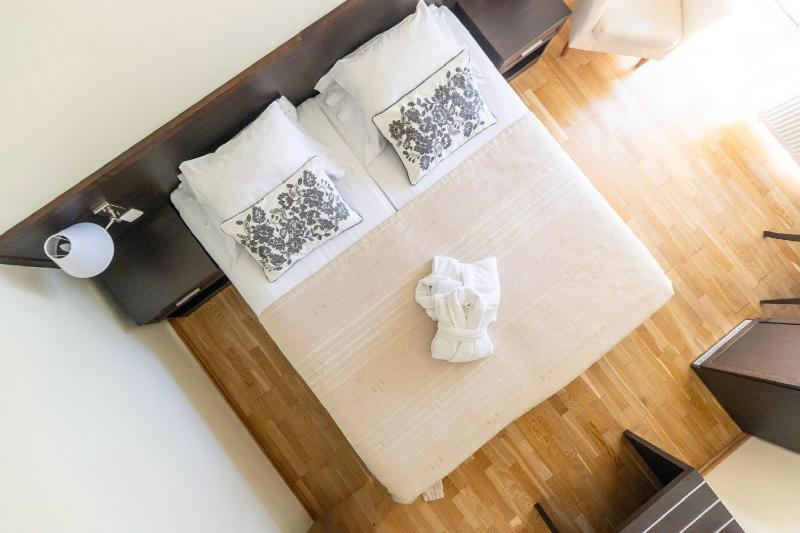 Double Room with Balcony image 2