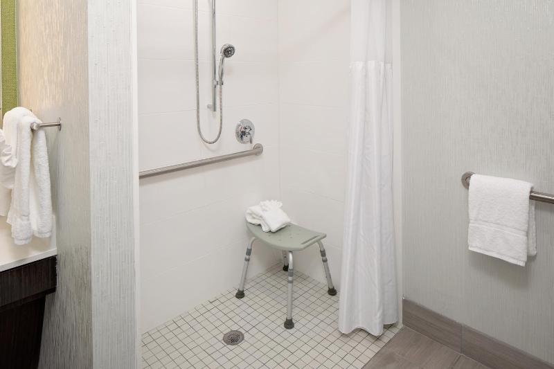 Queen Room with Two Queen Beds - Mobility Access image 3