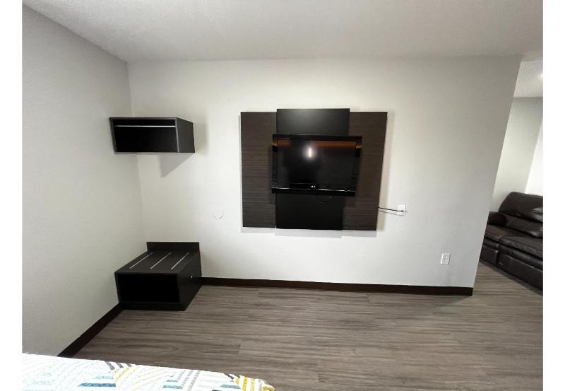 Quadruple Room - Disability Access - Non-Smoking image 3