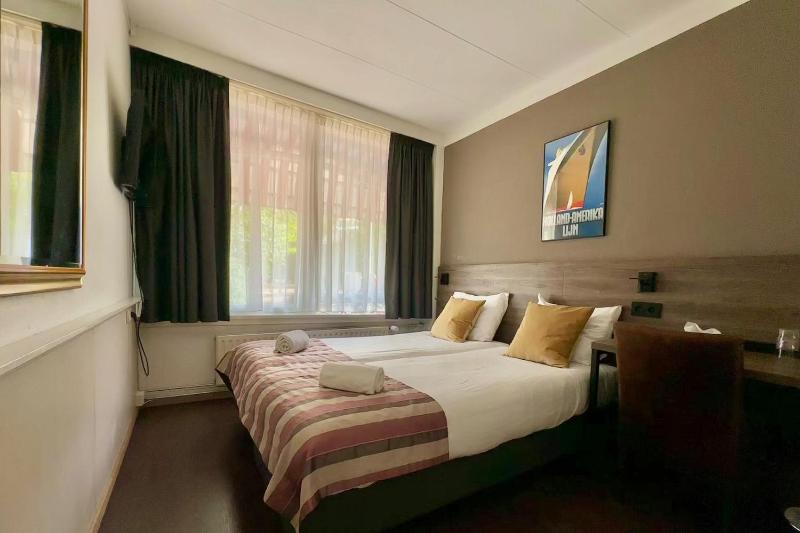 Double or Twin Room with Private Bathroom image 1