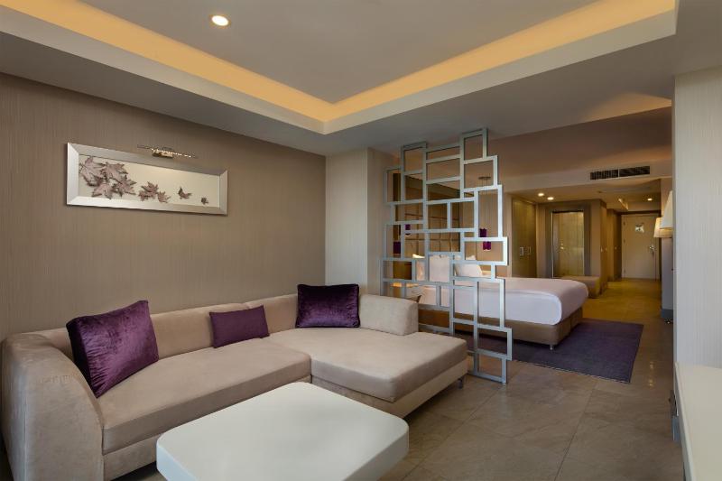 Deluxe Room with Sea View image 4