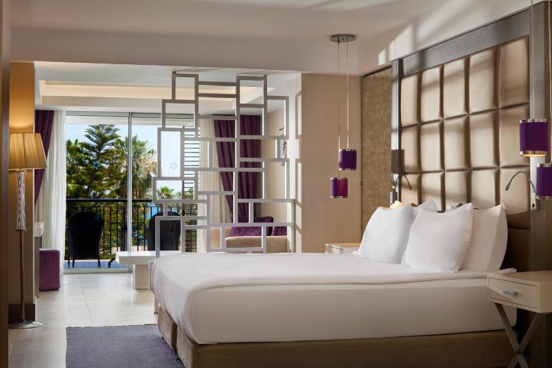 Deluxe Room with Sea View image 3