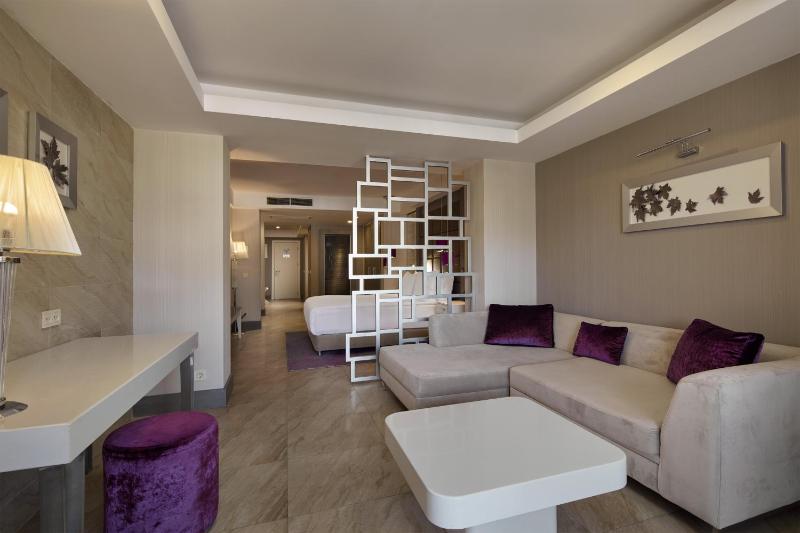 Deluxe Room with Mountain View image 4