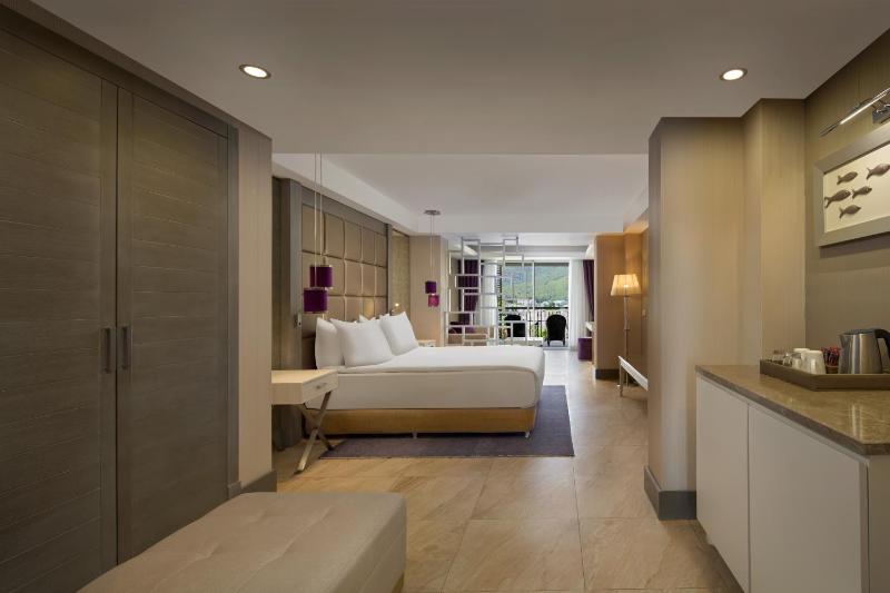 Deluxe Room with Mountain View image 3