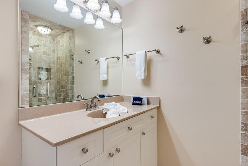 102D - 2BR / 2 Bath at Seaspray Condos on Okaloosa Island Fort Walton Beach Fl - image 5