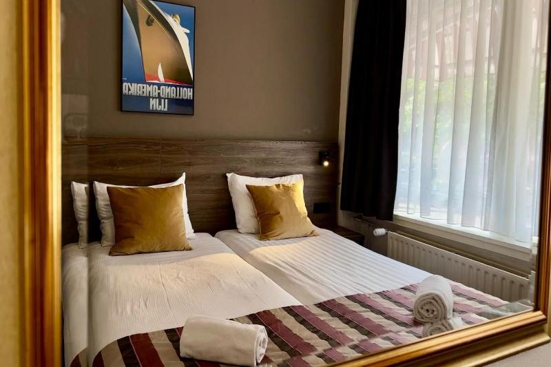 Double or Twin Room with Private Bathroom image 4