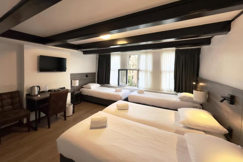 Quadruple Room with Private Bathroom image 1