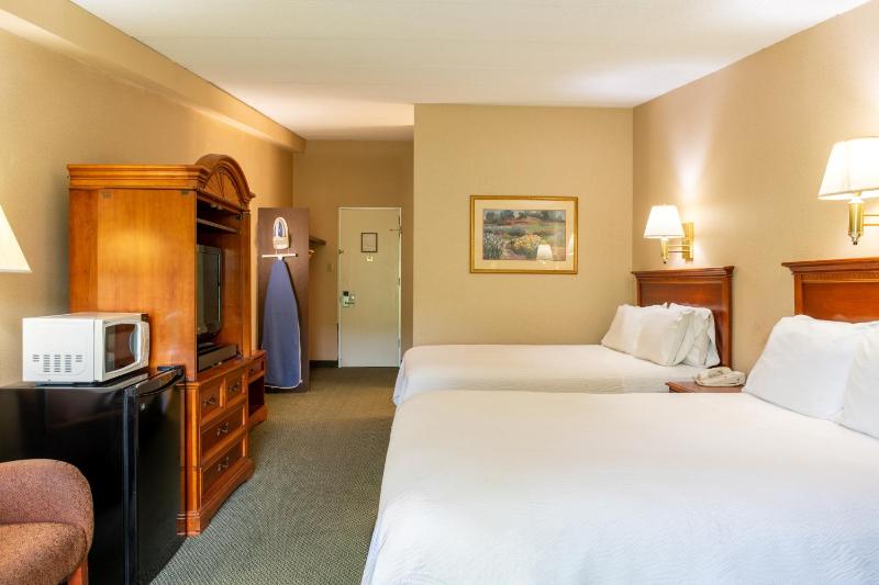 Queen Room with Two Queen Beds image 2