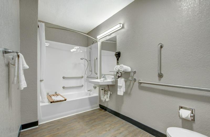 Queen Room - Disability Access - Non-Smoking image 4