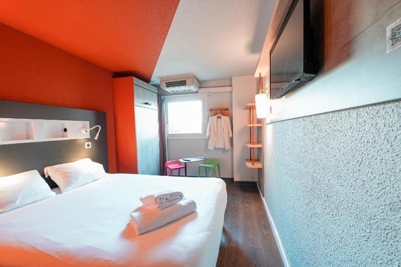 Triple room with One Double bed and One Foldable single bed image 1