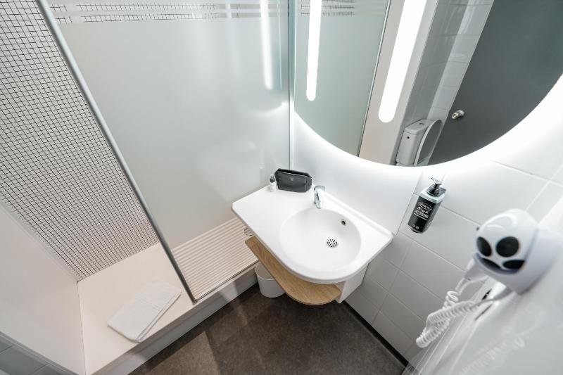 Standard Double Room image 2