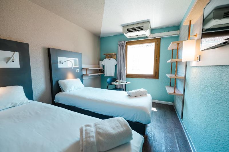 Twin Room image 4