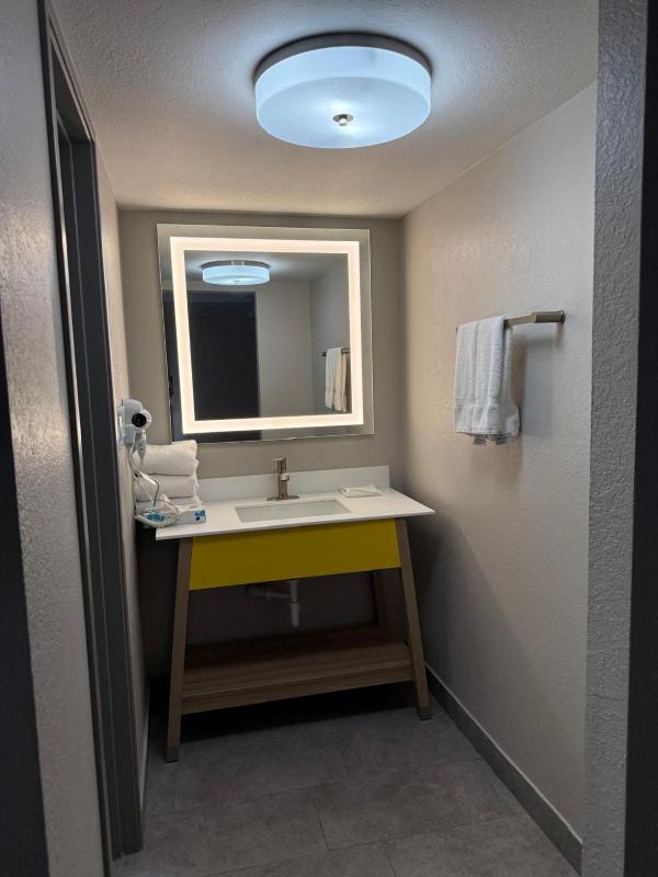 Deluxe Double Room with Two Double Beds image 3