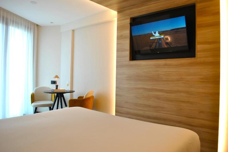 King Room with Balcony image 4