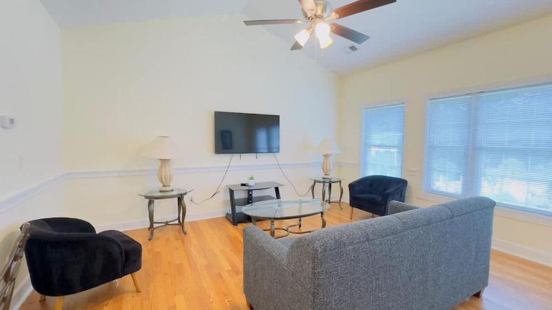 Adorable 1BR condo at Magnolia North - image 6