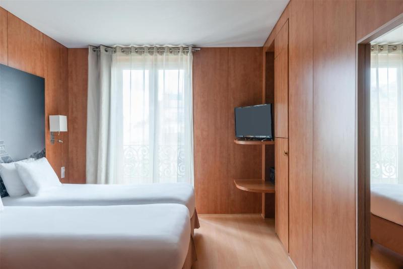 Standard Twin Room image 1
