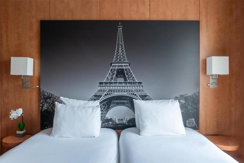 Standard Twin Room image 3