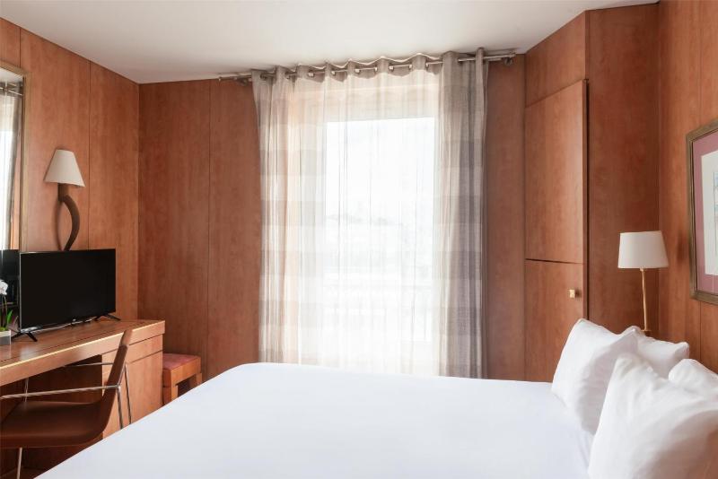 Standard Double Room image 4