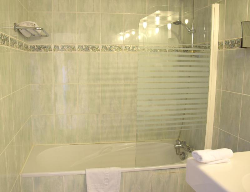 Quadruple Room image 4