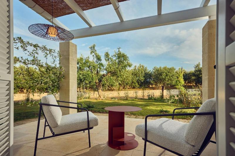 Grand Deluxe King Room with Patio and Garden View image 3
