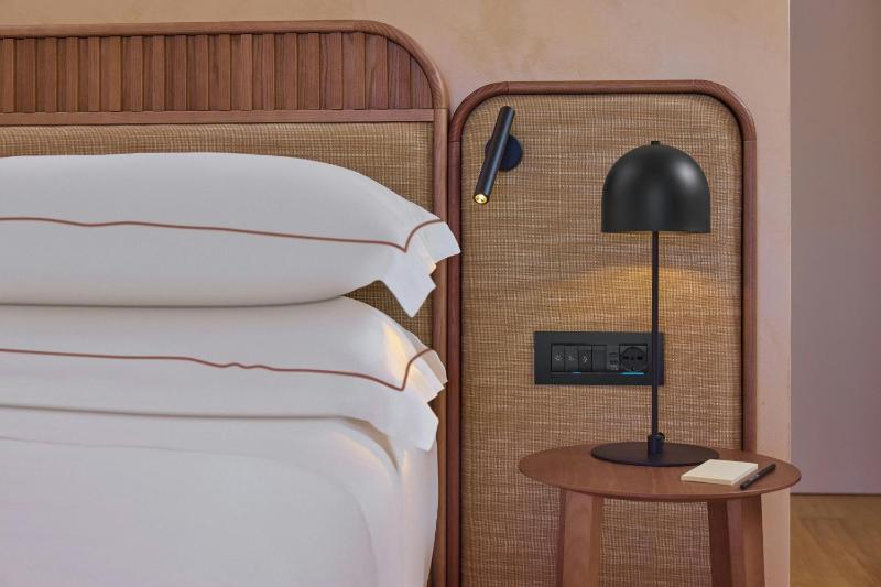 Deluxe King Room with Garden View image 3