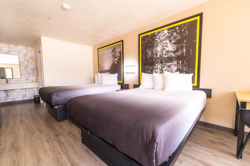 Queen Room with Two Queen Beds - Non-Smoking image 3