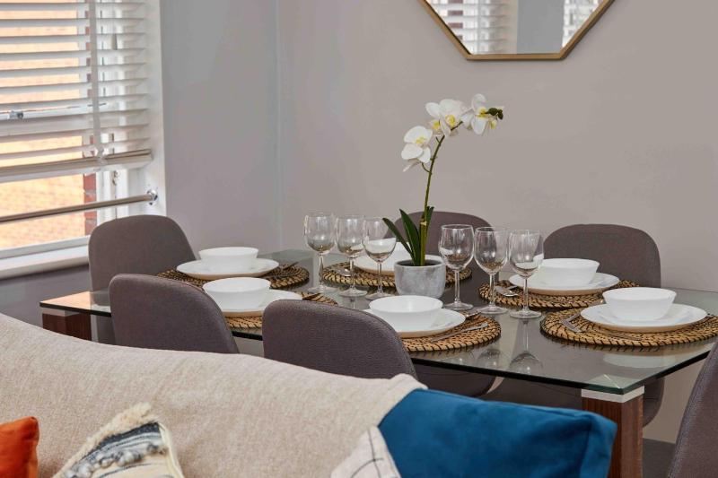 Park Square Apartments Leeds - image 6