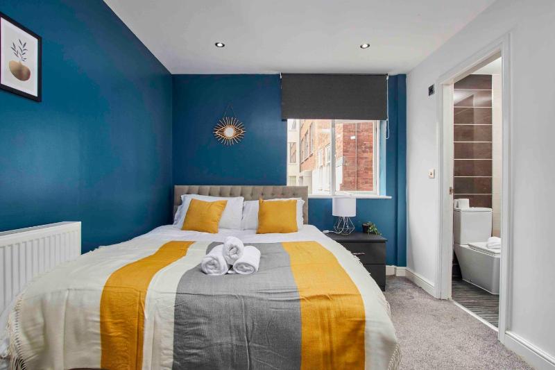Park Square Apartments Leeds - image 2