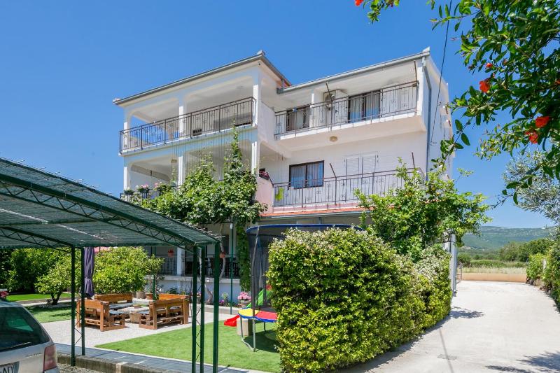 Apartments with parking space Kastel Stafilic Kastela - 21948 - image 1