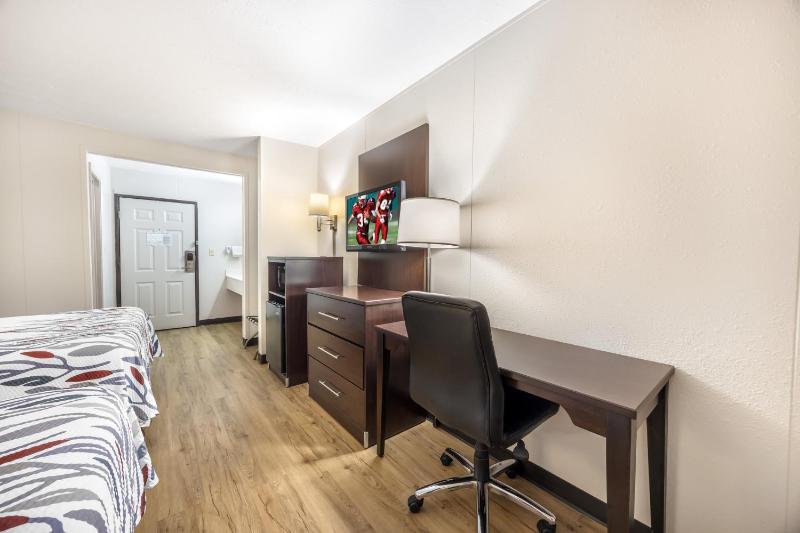 Deluxe Queen Room with Two Queen Beds - Smoke Free image 3