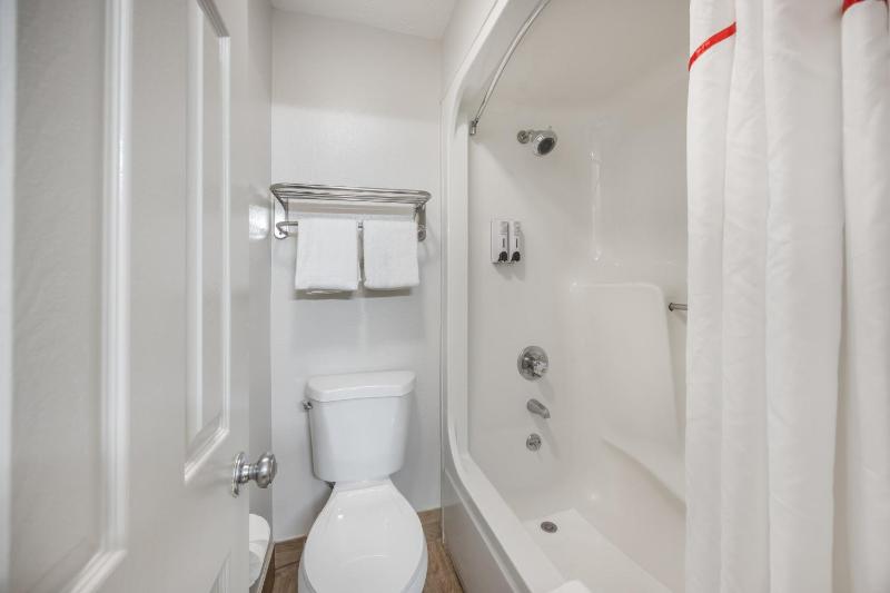 Deluxe Queen Room with Two Queen Beds - Smoke Free image 2