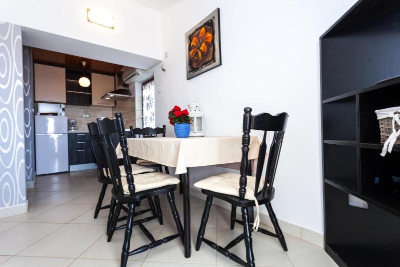 Apartments and rooms with parking space Pakostane Biograd - 24768 - image 2