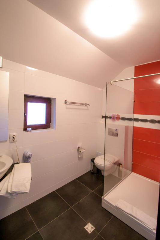 Twin Room image 3