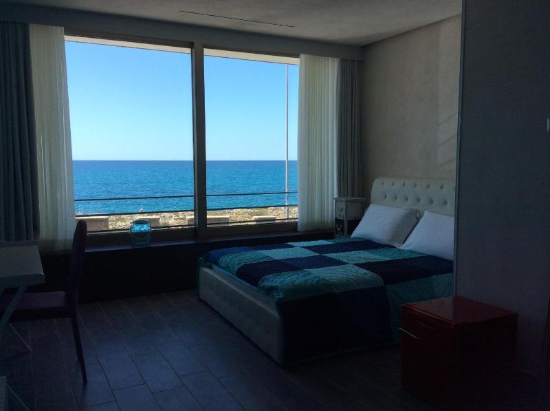 Deluxe Double Room with Sea View image 4
