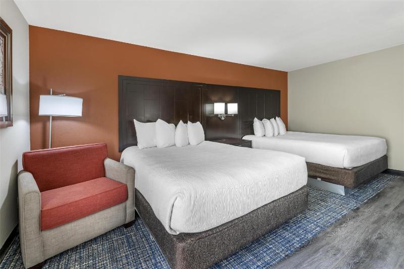 Queen Room with Two Queen Beds image 3