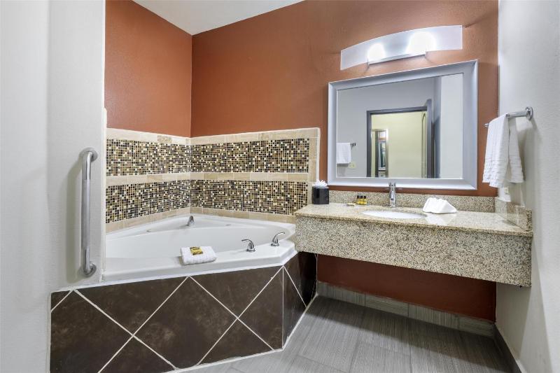 King Suite with Spa Bath image 2