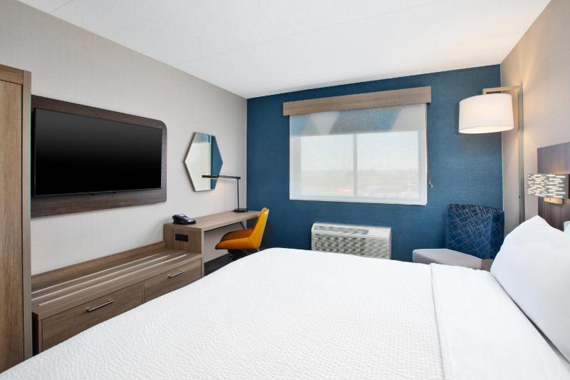 Standard King Room image 2