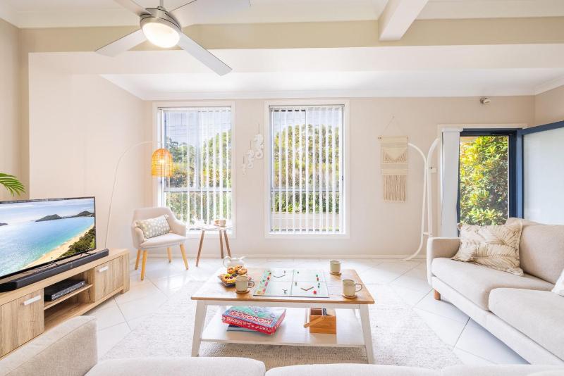 Magnolias 6 Marine Dr - air con linen and Wi-Fi - image 1