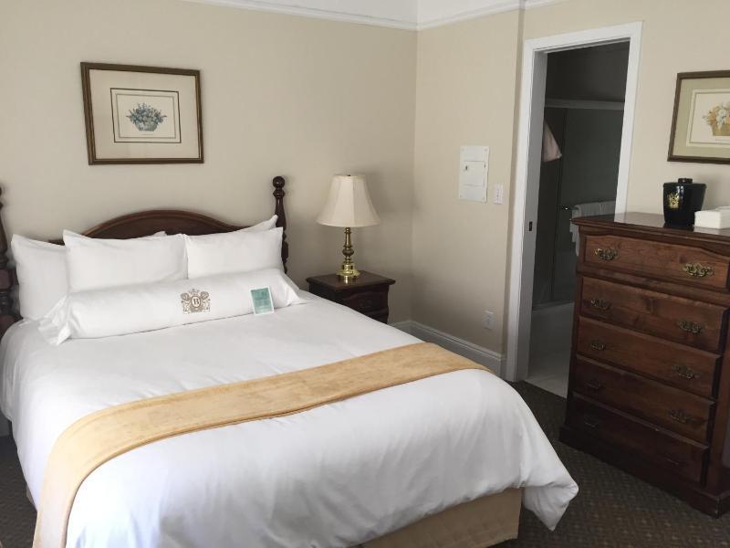 Standard Queen Room image 3
