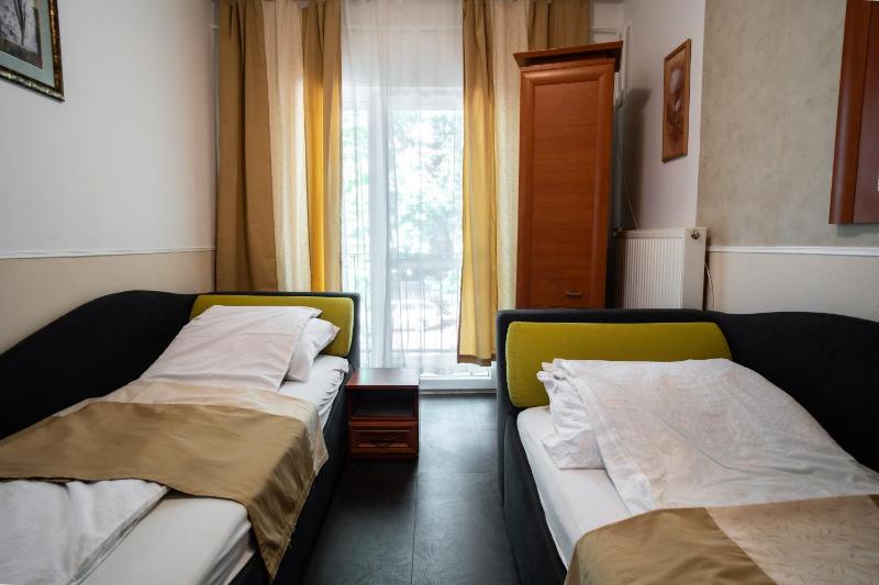 Family Room (2 Adults + 2 Children) image 4